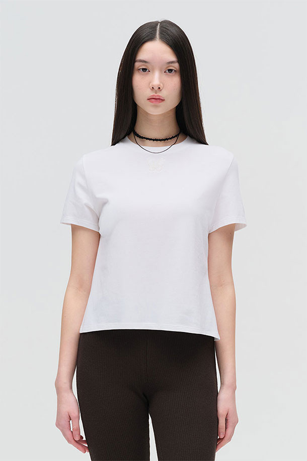 [MMW] ESS HF-T - WHITE (MMW 에센셜 하프 티 - 화이트)는 면과 스판덱스 혼방 소재로 제작되어 신축성 있는 착용감을 제공하는 반소매 티셔츠입니다. 베이직한 스타일과 크루넥 디자인으로 일상복으로 활용하기 좋으며, 봄, 여름 시즌에 입기 적합합니다. 앞면에는 MMW 로고 자수 디테일이 더해져 포인트를 줍니다. 레귤러핏으로 편안하게 착용 가능하며, 동네 마실룩, 봄 소풍룩 등 캐주얼, 미니멀, 클래식 스타일을 선호하는 분들께 추천합니다. 깨끗한 화이트 컬러로 어떤 하의와도 잘 어울립니다.
