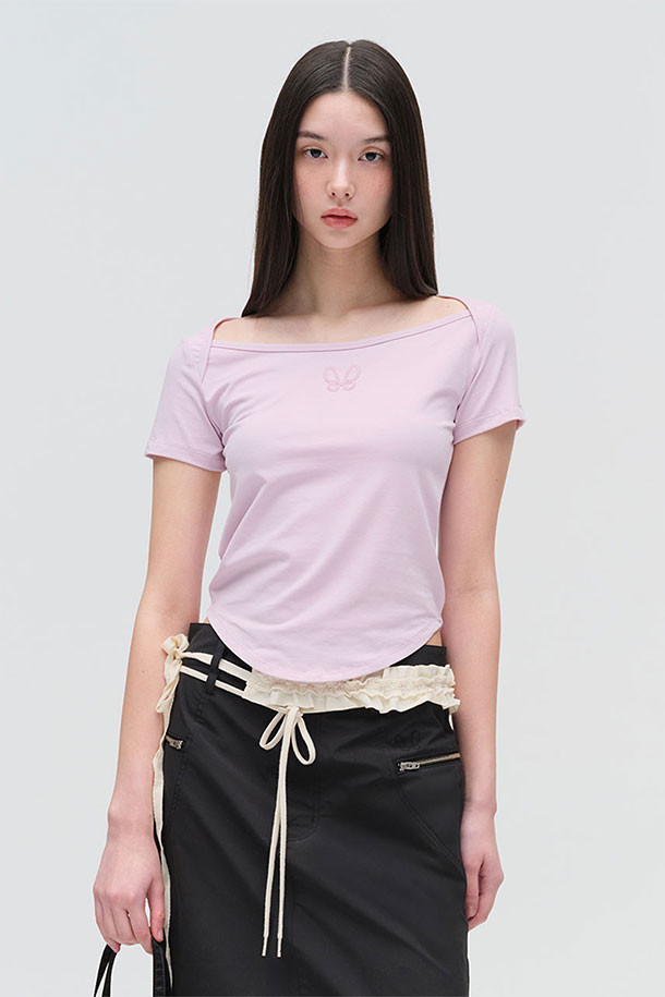 MMW 트위스티드 HF-T - 핑크는 면과 스판덱스 혼방 소재로 제작된 핑크색 반소매 티셔츠입니다. 하프 기장의 피티드 핏으로, 일상복이나 카페룩 TPO에 적합합니다. 캐주얼, 미니멀, 클래식 스타일을 아우르며, 로고 패턴과 자수 디테일이 특징입니다. 깔끔하고 세련된 디자인으로 다양한 스타일 연출에 활용할 수 있습니다. 
