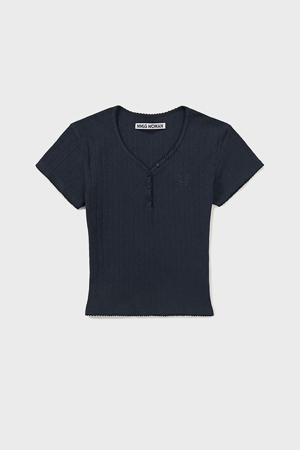 [MMW] 펀칭 HF-T - 네이비는 여성용 티셔츠로, 봄과 여름에 어울리는 베이직 스타일의 반소매 티셔츠입니다. 네이비 컬러에 피티드 핏으로, 브이넥 라인과 레이스 패턴이 특징입니다. 버튼 디테일과 로고 자수 장식이 더해져 포인트를 더했습니다. 데이트룩이나 쇼핑룩에 미니멀, 클래식, 캐주얼 무드로 다양하게 연출하기 좋습니다. 면 소재로 제작되어 편안한 착용감을 제공합니다.
