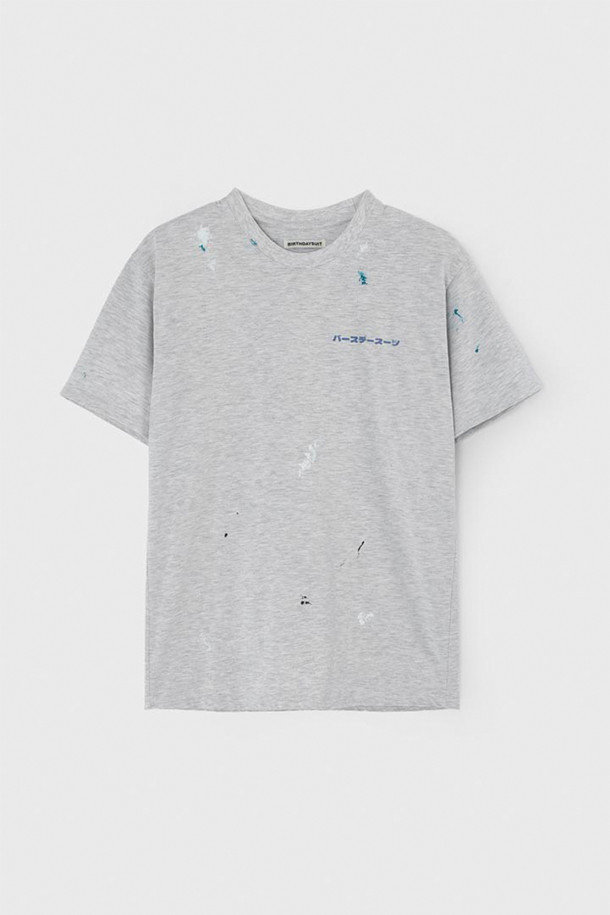 [벌스데이수트] 페인티드 플래그 티셔츠 - 멜란지 그레이는 부드러운 15수 면 원단으로 제작되어 편안한 착용감을 선사합니다. 바이오 워싱 가공을 거쳐 자연스러운 질감과 핏을 자랑하며, 라운드넥 디자인으로 캐주얼한 분위기를 연출합니다. 멜란지 그레이 컬러에 프린팅된 플래그 패턴이 포인트를 더하여 미니멀하면서도 개성 있는 스타일을 완성합니다. 동네 마실룩, 산책룩, 집콕룩 등 다양한 TPO에 활용하기 좋으며, 봄, 여름 계절에 시원하게 입을 수 있습니다. 데일리 티셔츠로 활용하여 편안하고 스타일리시한 캐주얼룩을 연출해보세요.
