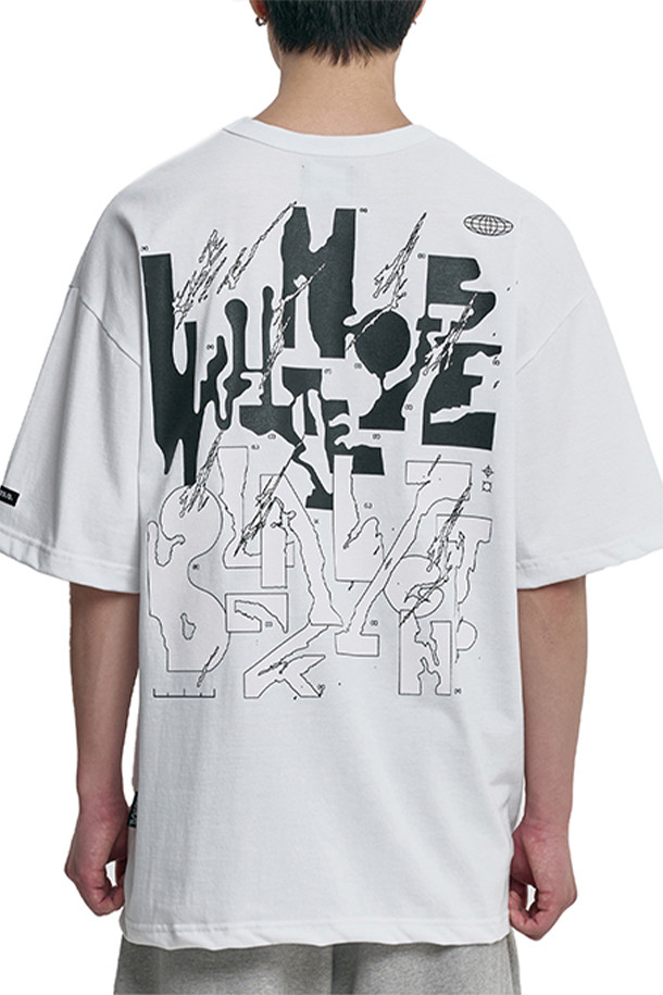 [아조바이아조] BL WN 티셔츠 - WHITE는 면 48%, 폴리에스터 52% 혼방 소재로 제작된 티셔츠입니다. 앞뒤 실크스크린 프린팅으로 디자인 포인트를 더했으며, 사이드에 로고 라벨이 부착되어 있습니다. "동네 마실룩"이나 "카페룩"에 어울리는 캐주얼, 미니멀, 스트리트 스타일의 티셔츠입니다. 깔끔한 WHITE 컬러로 다양한 하의와 손쉽게 매치할 수 있습니다. 데일리 아이템으로 활용하기 좋은 티셔츠입니다.
