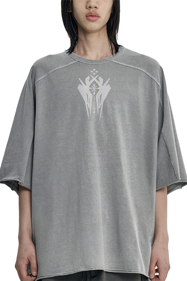 아조바이아조 크로스 심볼 워시드 래글런 티셔츠는 편안한 착용감의 레귤러핏으로 제작된 공용 티셔츠입니다. 부드러운 면 소재에 빈티지 워싱 가공을 더하여 자연스러운 멋을 연출하며, 7부 래글런 소매 디자인이 특징입니다. 그레이 컬러 바탕에 실크스크린 프린팅된 크로스 심볼이 캐주얼한 포인트를 더합니다. 얇은 두께감으로 봄, 여름에 시원하게 착용 가능하며, 동네 마실룩이나 여행룩 등 다양한 TPO에 활용 가능합니다. 미니멀, 스트리트 스타일을 즐기는 분들께 추천합니다.
