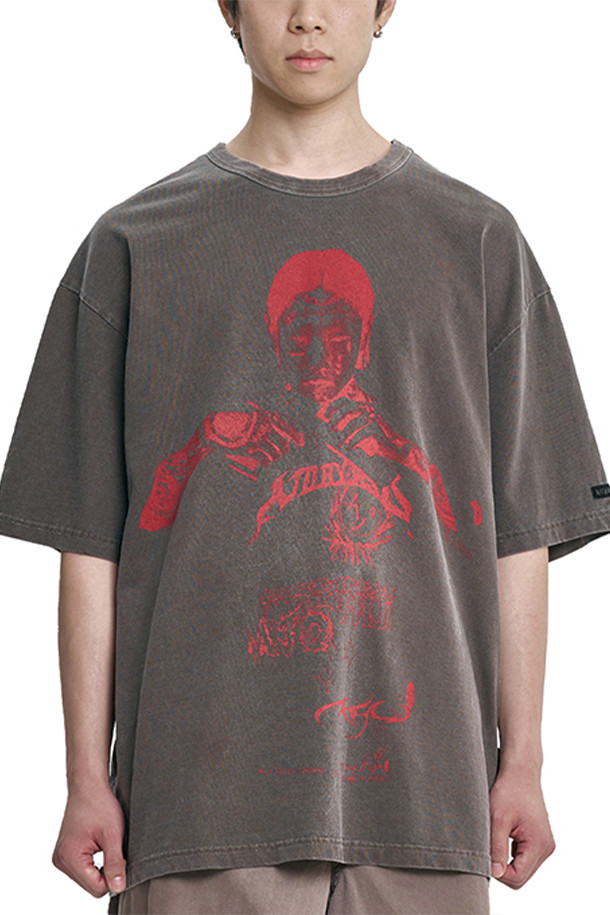AJOBYAJO] Pseudo Knight T-Shirt 수도 나이트 티셔츠 - DARK BROWN