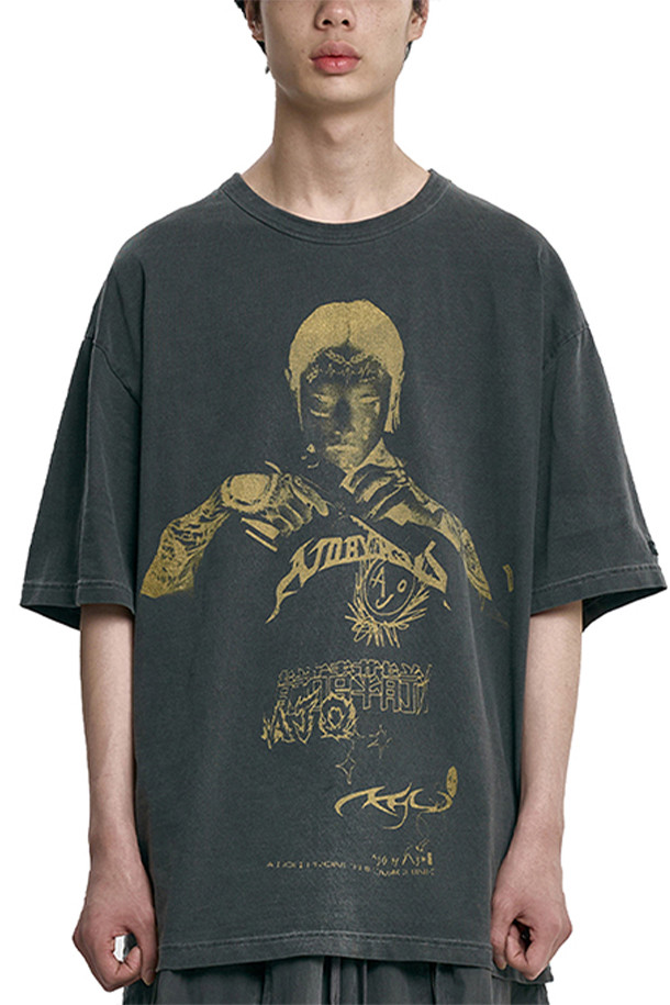 [아조바이아조] 쁘세도 나이트 티셔츠 - CHARCOAL는 캐주얼과 빈티지 스타일을 결합한 남성용 티셔츠입니다. 차콜 컬러에 레귤러핏으로 제작되었으며, 봄, 여름에 착용하기 좋습니다. 면 소재로 제작되어 편안한 착용감을 제공하며, 라운드넥과 반소매 디자인입니다. 빈티지 워싱 처리와 사이드 로고 라벨, 실크스크린 프린팅이 특징이며, 동네 마실룩, 여행룩, 봄 소풍룩 등 다양한 TPO에 활용할 수 있습니다. 미니멀한 스타일을 선호하는 분들께 추천합니다.
