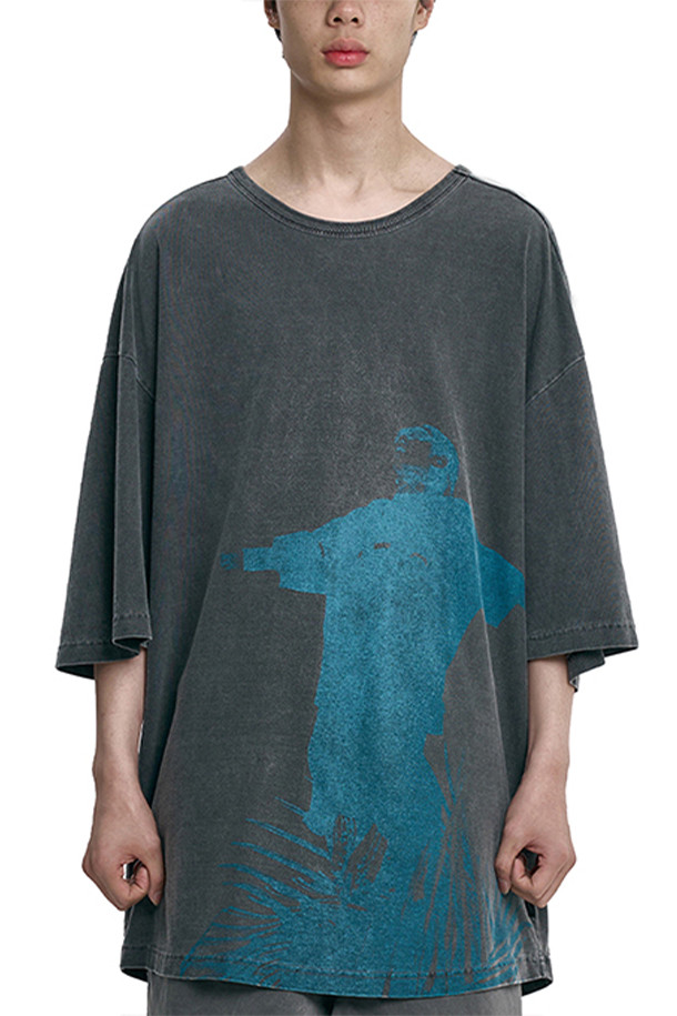 [아조바이아조] Pseudo Redemption 티셔츠는 빈티지 워싱 실크스크린 프린팅 기법으로 제작되어 독특한 분위기를 연출합니다. 저지 니트 원단을 사용하여 편안한 착용감을 제공하며, 라운드넥 디자인과 반소매 기장으로 봄, 여름철 데일리룩에 활용하기 좋습니다. 캐주얼, 미니멀, 클래식 스타일을 즐겨 입는 분들께 추천하는 제품으로, 동네 마실룩이나 봄 소풍룩에 잘 어울립니다. 사이드 로고 라벨이 포인트를 더하며, 레귤러 기장으로 어떤 하의와도 자연스럽게 매치됩니다.
