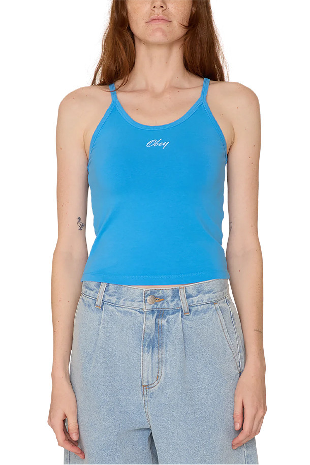 [오베이] OBEY BABY SCRIPT 베이비 스크립트 - AZURE BLUE는 여름철 캐주얼 룩을 완성하는 여성용 슬림핏 크롭 탱크탑입니다. 면과 스판덱스 혼방 소재로 제작되어 편안한 착용감을 선사하며, 시원한 Azure Blue 컬러와 스파게티 스트랩 디자인이 특징입니다. 스크립트 패턴이 돋보이는 민소매 스타일로, 커스텀 가먼트 다잉 기법을 사용하여 유니크한 매력을 더했습니다.
