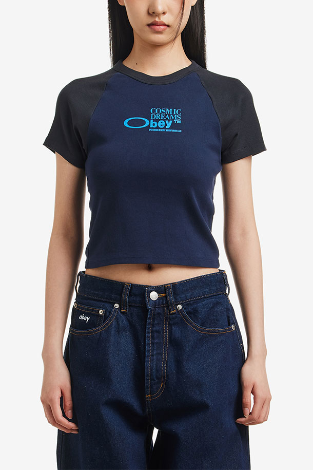 오베이(OBEY)의 코스믹 드림즈(Cosmic Dreams) 컬렉션, [오베이] OBEY COSMIC DREAMS 코스믹 드림즈 - BLACK IRIS 티셔츠입니다. 블랙과 네이비 색상으로 출시되었으며, 라운드넥에 반소매 기장으로 제작되어 캐주얼하고 스트릿한 스타일을 연출합니다. 봄, 여름 시즌에 어울리는 크롭 기장의 티셔츠로, 로고와 프린트 패턴이 특징입니다. 공용으로 착용 가능합니다.
