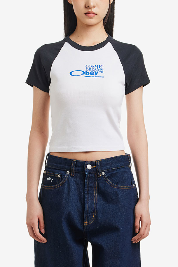 [오베이] OBEY COSMIC DREAMS 코스믹 드림즈 - WHITE는 여성용 티셔츠입니다. 부드러운 면 소재로 제작되었으며, 크롭 기장과 반소매, 라운드넥 디자인이 특징입니다. 캐주얼하고 스포티한 스타일 연출에 적합하며, 얇은 두께감으로 봄, 여름에 시원하게 착용할 수 있습니다. 전면에 로고 패턴, 래글런 소매 디테일이 돋보이는 크롭핏 티셔츠입니다.
