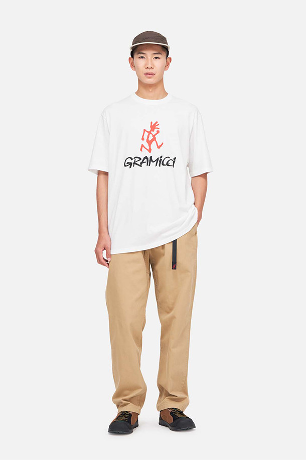 [그라미치] GRAMICCI LOGO TEE 그라미치 로고 티 - WHITE는 일상, 아웃도어 활동에 적합한 티셔츠입니다. 캐주얼, 스포티, 미니멀 스타일을 연출할 수 있으며, 산책룩, 여행룩에 매치하기 좋습니다. 부드러운 촉감의 면, 리사이클 폴리에스터 혼방 소재로 제작되어 흡습 및 속건 기능을 갖췄습니다. 레귤러핏 라운드넥 디자인에 그라미치 로고가 돋보이는 반소매 티셔츠입니다. 봄, 여름 시즌에 편안하게 착용할 수 있습니다.
