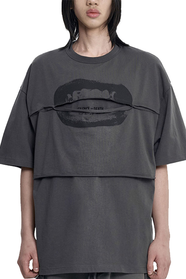 [아조바이아조] S=D Layered T-Shirt 레이어드 티셔츠는 차콜 색상으로, 면 소재를 사용하여 편안한 착용감을 제공합니다. 캐주얼과 스트릿 스타일을 아우르는 디자인으로, 봄, 여름, 가을 계절에 활용하기 좋으며, 라운드넥에 반소매 기장, 레귤러 기장으로 제작되었습니다. 가슴 자수 로고, 실크스크린 프린팅, 사이드 로고 라벨, 베이직/박스/와이드 핏을 아우르는 레이어드 디자인이 특징입니다.

