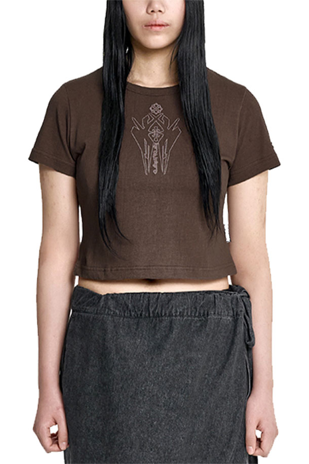 [아조바이아조] 크로스 심볼 크롭 티셔츠는 부드러운 면 소재의 반소매 크롭 티셔츠입니다. 브라운 컬러에 가슴 부분의 자수 디테일과 사이드 로고 라벨이 포인트로 들어가 캐주얼한 무드를 연출합니다. 라운드넥 디자인으로 편안하게 착용 가능하며, 봄, 여름 시즌에 시원하게 즐겨 입을 수 있습니다. 동네 마실룩이나 쇼핑룩, 미니멀하고 캐주얼한 스타일을 선호하는 여성분들께 추천합니다. 저지 원단으로 제작되어 활동성이 좋습니다.
