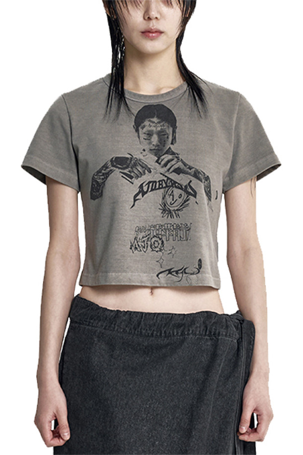 [아조바이아조] Pseudo Knight(수도 나이트) 크롭 티셔츠 - DUSTY BEIGE는 면과 폴리에스테르 혼방의 저지 소재로 제작되어 편안한 착용감을 선사합니다. 빈티지 워싱 처리와 실크스크린 프린팅, 사이드 로고 라벨 디테일이 돋보이는 캐주얼 스타일의 크롭 티셔츠입니다. 라운드넥과 반소매 디자인으로, 봄, 여름 시즌 데일리룩으로 활용하기 좋습니다. "동네 마실룩", "카페룩", "봄 소풍룩" 등 다양한 TPO에 맞춰 "캐주얼", "미니멀", "레트로" 스타일을 연출해보세요. 더스티 베이지 컬러는 어떤 하의와도 자연스럽게 어울려 폭넓은 코디를 완성할 수 있습니다.
