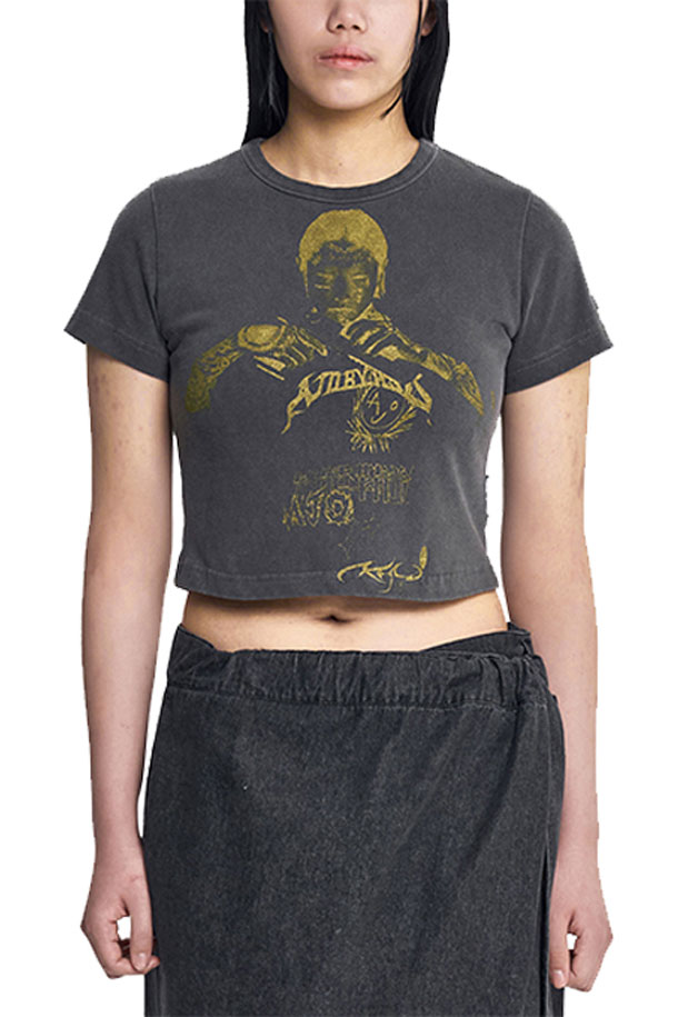 [아조바이아조] Pseudo Knight 크롭 티셔츠는 차콜 컬러의 여성 크롭 티셔츠입니다. 면과 폴리에스테르 혼방의 신축성 있는 저지 소재로 제작되어 부드러운 촉감을 선사합니다. 빈티지 워싱 가공과 앞면 실크스크린 프린팅, 그리고 사이드 로고 라벨 디테일이 특징입니다. 라운드넥 디자인에 반소매 기장으로 봄, 여름 시즌 캐주얼, 미니멀, 레트로 스타일을 연출하기 좋으며, 동네 마실룩이나 카페룩으로 활용하기 좋습니다.
