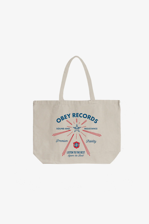 OBEY LISTEN TO THE BEST 오베이 리슨 투 더 베스트 - NATURAL은 데이트룩, 모임룩, 소개팅룩에 어울리는 제품입니다. 클래식, 미니멀, 시크한 스타일을 연출하기에 적합하며, 어떤 자리에서도 세련된 분위기를 낼 수 있습니다. 심플하면서도 감각적인 디자인으로, 옷장에 하나쯤 소장하면 다양한 스타일링에 활용할 수 있습니다. 자연스러운 색감과 디자인이 조화롭게 어우러져 편안하면서도 스타일리시한 룩을 완성합니다.
