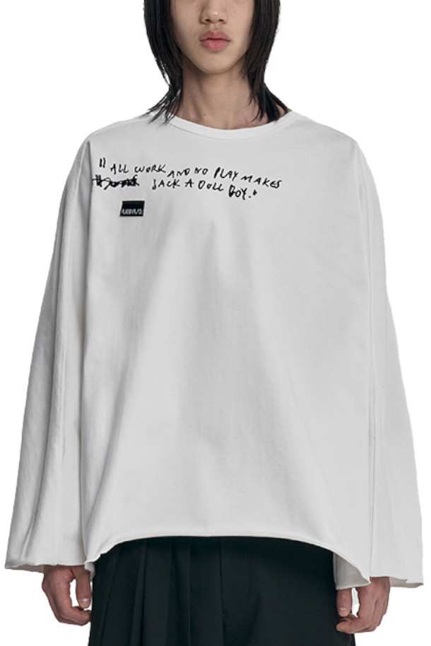 [아조바이아조] Jack a Dull Boy Batwing Long Sleeve T-Shirt (잭 어 덜 보이 배트윙 롱 슬리브 티셔츠) - WHITE는 캐주얼, 스트릿 스타일을 즐기는 분들을 위한 긴소매 티셔츠입니다. 부드러운 면 소재로 제작되어 편안한 착용감을 선사하며, 봄, 여름, 가을 계절에 적합합니다. 오버핏 디자인에 배트윙 슬리브로 독특한 실루엣을 연출하며, 앞면 자수 디테일과 로고 라벨이 특징입니다. 라운드넥으로 제작되었으며, 로우 엣지 밑단 처리가 돋보이는 제품입니다. 동네 마실룩, 여행룩 등 다양한 TPO에 활용하기 좋습니다.
