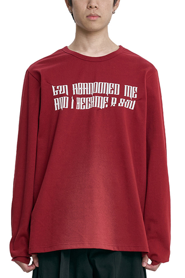 아조 바이 아조(AJO BY AJO)의 더 컨톨터드 익스큐스 롱 슬리브 티셔츠(The Contorted Excuse Long Sleeves T-Shirt)는 버건디 컬러의 남성용 롱 슬리브 티셔츠입니다. 봄, 가을, 겨울용으로 제작되었으며, 스트릿, 캐주얼 스타일을 연출하기 좋습니다. 레귤러 핏의 라운드넥 디자인으로, 면과 폴리에스테르 혼방 소재를 사용하여 편안한 착용감을 제공합니다. 실크스크린 프린팅, 앞면 다트 디테일, 소매 핑거홀 디테일, 사이드 로고 라벨이 특징입니다. 데이트룩이나 겨울 데일리룩에 활용하기 좋은 아이템입니다.
