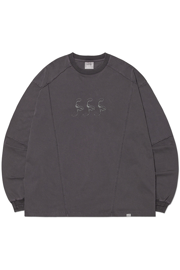 [노매뉴얼] 슬래쉬 롱슬리브 티 - 워시드 블랙은 남녀 모두 착용 가능한 미니멀 스타일의 롱슬리브 티셔츠입니다. 32/2ply 면 원단을 사용하여 제작되었으며, 두꺼운 두께감과 부드러운 촉감이 특징입니다. 바이오 워싱 가공을 거쳐 자연스러운 워시드 블랙 컬러를 나타내며, 일상복으로 활용하기 좋습니다. 라운드넥 디자인으로, 봄, 여름 계절에 착용하기 적합합니다. 첫 세탁 시 약간의 수축이 있을 수 있으며, 워싱 과정으로 인해 제품별 약간의 차이가 있을 수 있습니다.
