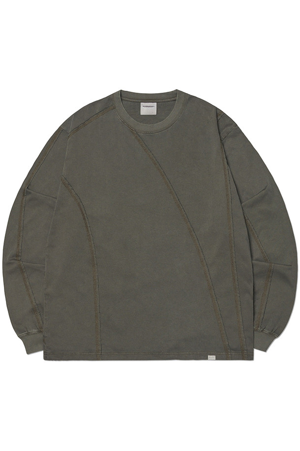 [노매뉴얼] 오버다이드 커팅 롱슬리브 티는 딥 카키 색상의 남녀 공용 롱슬리브 티셔츠입니다. 부드러운 면 소재로 제작되어 봄, 가을에 편안하게 착용하기 좋습니다. 베이직한 스타일의 무지 패턴으로 어떤 룩에도 잘 어울리며, 일상복으로 활용하기 좋습니다. 바이오 워싱 가공을 거쳐 부드러운 촉감을 제공하며, 동네 마실룩이나 산책룩에 캐주얼하고 미니멀한 스타일을 더해줍니다. 워싱 과정으로 인한 개체 차이 및 피그먼트 가공으로 인한 이염 가능성이 있으니 구매 전 참고해주세요.

