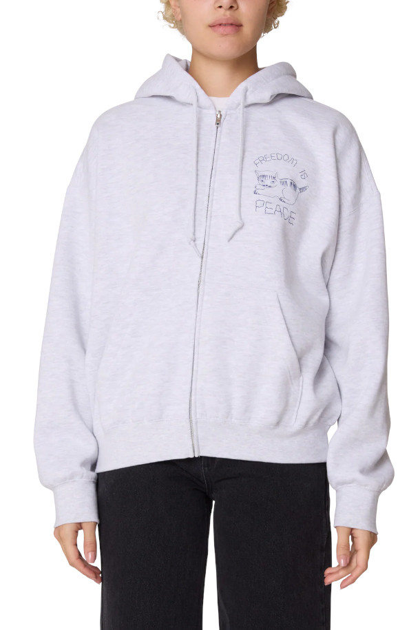 PEACE BAGGY RELAXED ZIP HOOD (피스 배기 릴렉스드 집 후드) - ASH GREY는 편안한 착용감을 선사하는 공용 후드집업입니다. 부드러운 면 소재에 두꺼운 두께감으로 봄, 가을, 겨울 모두 활용 가능하며 릴랙스드 핏과 배기핏으로 여유로운 실루엣을 연출합니다. 캐주얼, 스포티, 미니멀 스타일을 소화하며 일상복, 캠핑룩, 집콕룩 등 다양한 TPO에 적합합니다. 후드 디자인과 긴 소매, 무지 패턴에 로고 디테일이 더해져 심플하면서도 개성 있는 스타일을 완성합니다. 애쉬 그레이 컬러의 후드집업으로 어떤 스타일에도 쉽게 매치할 수 있습니다.
