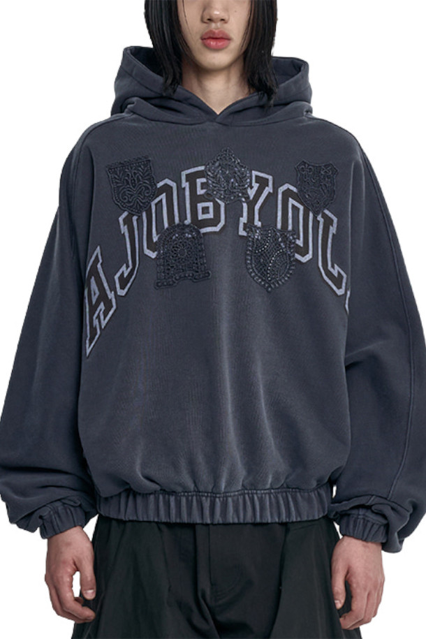 [아조바이아조] University Wappen Batwing Hoodie (유니버시티 와펜 배트윙 후디) - 네이비는 캐주얼과 스트릿 스타일을 좋아하는 분들을 위한 두꺼운 두께감의 후드티셔츠입니다. 가을, 겨울 시즌에 적합하며, 부드러운 촉감과 오버핏 디자인으로 편안한 착용감을 선사합니다. 네이비 컬러에 배트윙 슬리브와 실크스크린 프린트, 와펜 로고 디테일이 돋보이며, 피그먼트 워싱 처리로 빈티지한 멋을 더했습니다. 데일리룩, 집콕룩, 산책룩 등 다양한 TPO에 활용하기 좋은 아이템입니다.
