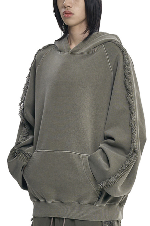 카키색상의 래글런 레이스 트리밍 후디입니다. 부드러운 면 소재로 제작되어 편안한 착용감을 선사하며, 루즈핏 디자인으로 캐주얼한 스타일을 연출합니다. 후드 디자인과 긴 소매 기장으로 간절기부터 늦가을까지 따뜻하게 입을 수 있습니다. 래글런 소매 디테일과 레이스 트리밍이 여성스러운 무드를 더합니다. 일상복으로 활용하기 좋은 디자인입니다.
