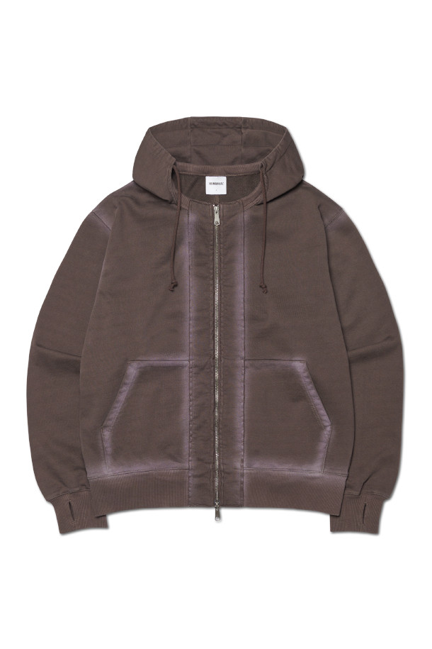 **AFTER HOODED ZIP UP 애프터 후디드 집업 - WASHED BROWN**은 포근함과 스타일을 동시에 잡은 남성용 후드 집업입니다. 부드러운 면 소재에 두꺼운 두께감으로 제작되어 가을, 겨울철 따뜻하게 착용할 수 있으며, 미니멀하고 캐주얼한 스타일을 연출하기 좋습니다. 워시드 브라운 컬러와 레귤러핏 디자인으로 어떤 옷에도 잘 어울리며, YKK 지퍼, 썸홀 디테일, 기모 안감, 방축 가공을 통해 실용성을 높였습니다. 일상, 집콕, 산책 등 다양한 TPO에 맞춰 활용할 수 있는 데일리 아이템입니다.

