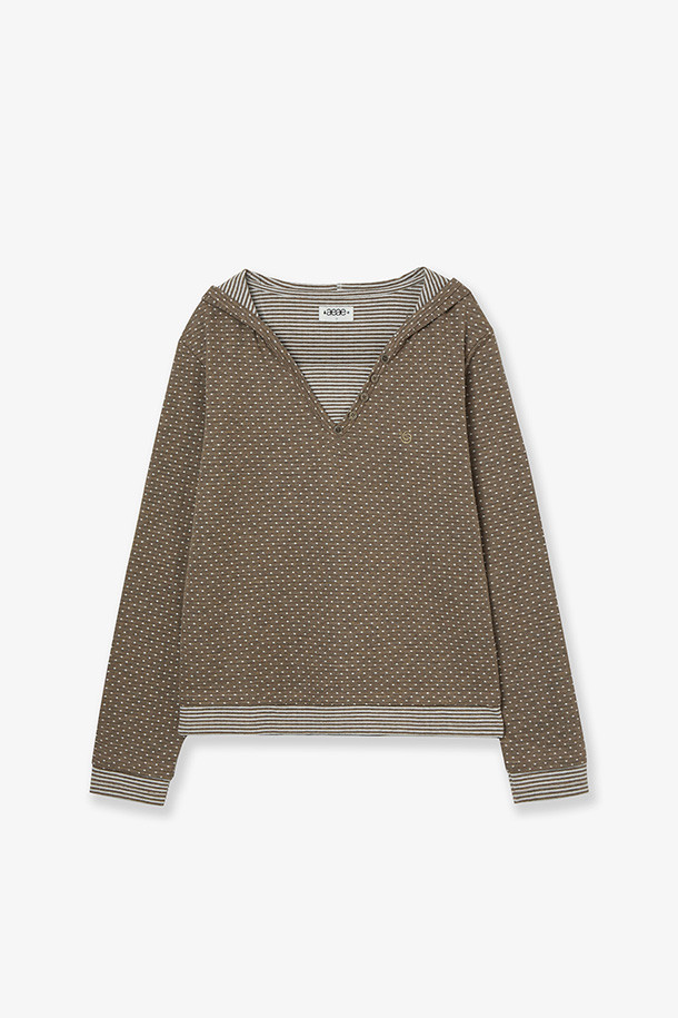 후드 헨리 넥 티 - 카키는 캐주얼한 스타일을 연출하기 좋은 남녀 공용 상의입니다. 부드러운 면 소재로 제작되어 봄, 가을에 편안하게 착용할 수 있습니다. 헨리넥과 후드 디테일이 포인트이며, 레귤러 핏으로 제작되어 미니멀하고 클래식한 분위기를 줍니다. 산책룩이나 캠핑룩과 같이 편안한 활동에 적합하며, 무지 디자인으로 다양한 스타일과 쉽게 매치할 수 있습니다. 긴 소매 기장으로 간절기에도 따뜻하게 입을 수 있습니다.
