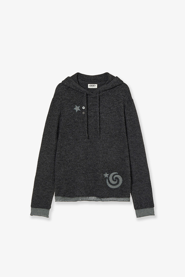 **LAYERED KNIT HOODIE - 차콜**

가을과 겨울 시즌을 위한 레이어드 니트 후디입니다. 캐주얼하고 베이직한 스타일로, 일상생활과 캠핑룩에 모두 활용하기 좋습니다. 부드러운 촉감의 두꺼운 니트 소재로 제작되었으며, 차콜 컬러의 무지 디자인이 특징입니다. 레귤러핏으로 편안하게 착용 가능하며, 긴 소매와 후드 디테일이 따뜻함을 더합니다.
