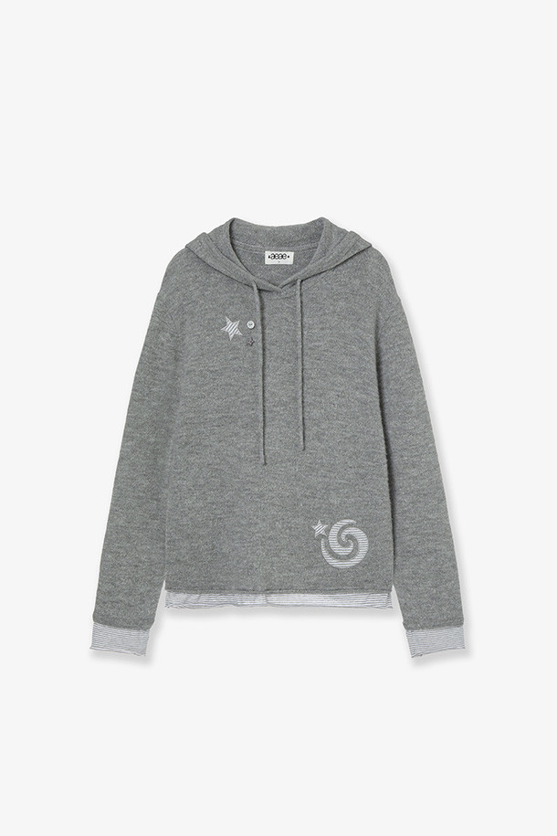 레이어드 니트 후디 - 그레이는 여성용으로, 캐주얼 및 스포티 스타일을 연출하기 좋습니다. 부드러운 니트 소재로 제작되어 봄, 가을, 겨울철에 착용하기 좋으며, 레이어드 디자인이 특징입니다. 크롭 기장과 긴 소매, 후드넥 라인으로 편안하면서도 세련된 핏을 선사합니다. 일상, 산책, 집콕 등 다양한 TPO에 활용 가능하며, 미니멀한 스타일 연출에도 용이합니다.
