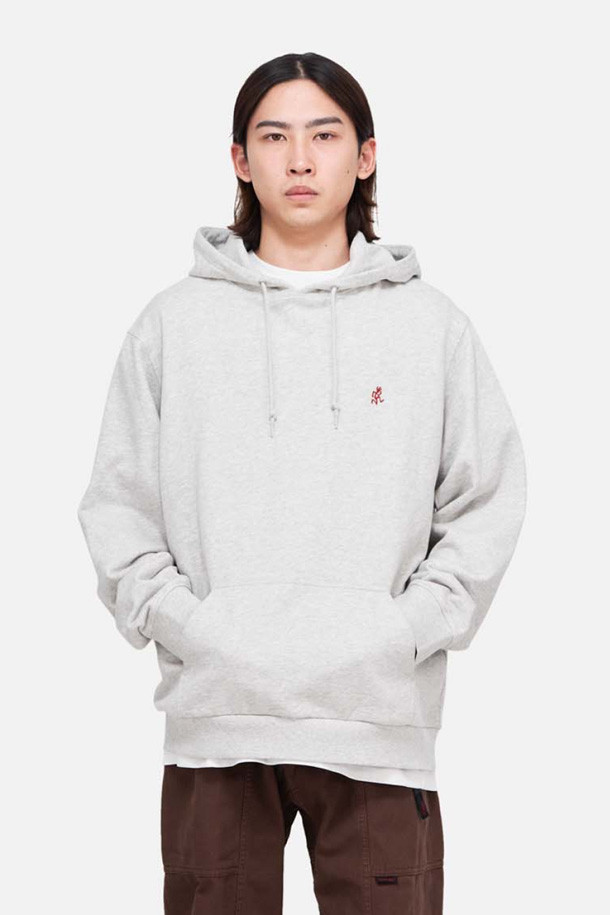 그라미치(GRAMICCI) 원 포인트 후디드 스웻셔츠 - 헤더 애쉬는 캐주얼, 스포티한 스타일을 연출하기 좋은 남성용 후드 스웨트셔츠입니다. 부드러운 면 소재로 제작되어 편안한 착용감을 선사하며, 두께감 있는 디자인으로 봄, 가을, 겨울 시즌에 활용하기 좋습니다. 캥거루 포켓, 립 디테일 소매단과 밑단, 드로우스트링 후드, 시그니처 러닝맨 로고 등의 특징을 갖추고 있습니다. 일상, 아웃도어 활동은 물론, 동네 마실룩, 캠핑룩, 겨울 데일리룩 등 다양한 TPO에 활용할 수 있습니다. 클래식 핏으로 어떤 스타일에도 자연스럽게 어울립니다.
