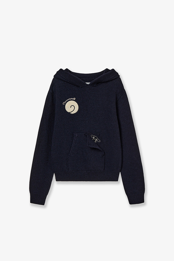 시나모롤 테일 니트 후디 - 네이비는 여성분들을 위한 캐주얼 스타일의 후드 니트입니다. 부드러운 니트 소재로 제작되어 가을과 겨울에 따뜻하게 착용할 수 있으며, 크롭 기장과 긴 소매가 특징입니다. 네이비 컬러에 시나모롤 캐릭터 디자인이 더해져 귀엽고 사랑스러운 분위기를 연출합니다. 두꺼운 두께감으로 포근함을 더하며, 일상복으로 편안하게 즐겨 입을 수 있습니다.
