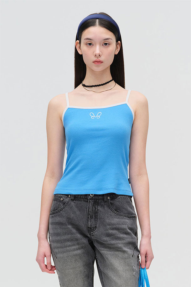 [MMW] 에스에스 슬리브리스 - 터쿼이즈 블루는 여름철 캐주얼 스타일을 완성하는 여성용 크롭 슬리브리스입니다. 시원한 터쿼이즈 블루 컬러와 슬림핏 디자인이 어우러져 시원하고 세련된 느낌을 선사합니다. 스퀘어넥 라인과 스트랩 디테일이 포인트로 더해져, 휴가룩, 리조트룩, 여름 바캉스룩 등 다양한 TPO에 활용하기 좋습니다. 얇은 두께감으로 한여름에도 쾌적하게 착용할 수 있으며, 미니멀하고 시원한 리조트 스타일을 연출하기에 적합합니다. 민소매 디자인으로 시원함을 더하여 캐주얼한 무드를 강조합니다.
