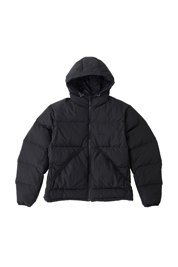 **[그라미치] 그라미치 다운 푸퍼 후디드 재킷 - 블랙**

그라미치(Gramicci) 다운 푸퍼 후디드 재킷은 겨울철 일상 및 아웃도어 활동에 적합한 남녀 공용 아우터입니다. 블랙 컬러의 무지 디자인으로 캐주얼, 스포티, 미니멀 스타일을 연출할 수 있습니다. 가볍고 따뜻한 착용감을 제공하며, 80:20 비율의 다운 충전재와 나일론 안감으로 보온성을 높였습니다. 긴소매, 집업 여밈 방식, 후드 부착, 앞면 포켓 디테일이 특징입니다. 크롭 기장의 레귤러 핏으로 편안하게 착용 가능합니다.
