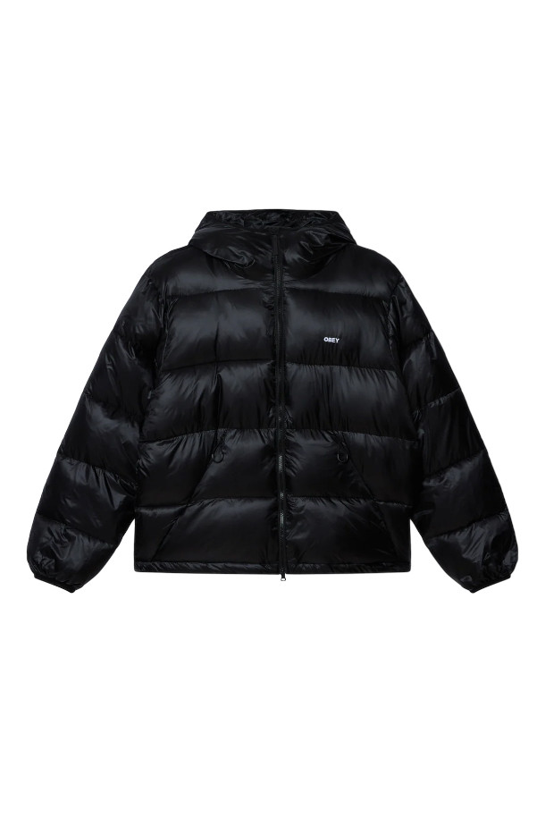 STRATUS PUFFER JACKET (스트라투스 푸퍼 재킷) - BLACK은 남녀 모두 착용 가능한 오버핏 푸퍼 재킷입니다. 넉넉한 핏과 긴소매 기장으로 편안한 착용감을 선사하며, 캐주얼하고 스포티한 스타일을 연출합니다. 보온성을 높여주는 두꺼운 두께와 안감, 퀼팅 디테일이 특징이며, 부드러운 촉감의 나일론 소재를 사용하여 제작되었습니다. 집업 스타일로 간편하게 착용 가능하며, 겨울철 일상복으로 활용하기 좋습니다. 무지 디자인의 블랙 컬러로 어떤 옷에도 쉽게 매치할 수 있습니다.
