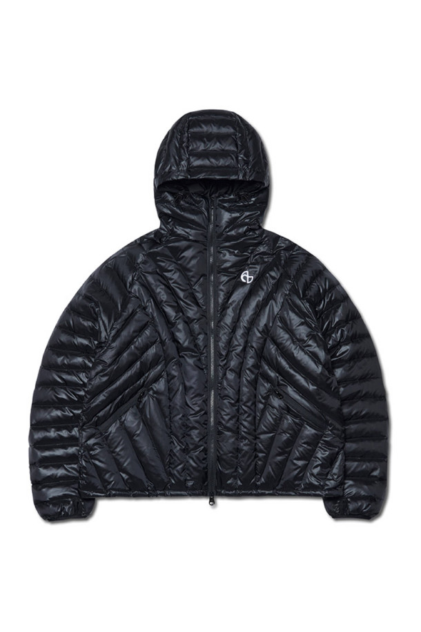 NUBES LIGHT DUCK DOWN (눕스 라이트 덕다운) - GLOSSY BLACK은 남녀 모두 착용 가능한 겨울용 덕다운 패딩입니다. 캐주얼, 스포티, 미니멀한 스타일을 연출하기 좋으며, 일상, 산책, 여행 등 다양한 TPO에 적합합니다. 광택이 도는 블랙 컬러의 무지 디자인으로, 2WAY 지퍼, 썸홀 디테일, 허리 스트링 등의 특징을 갖추었습니다. RDS 인증을 받은 덕다운 충전재(덕다운 75%, 덕페더 25%, 충전량 230g)를 사용하여 보온성과 경량성을 높였으며, 생활 방수 기능이 있어 궂은 날씨에도 쾌적하게 착용할 수 있습니다. 루즈핏 크롭 기장의 긴소매 패딩으로 부드러운 촉감을 선사합니다.
