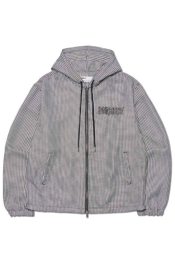 HOUNDSTOOTH CHECK JUMPER (하운드투스 체크 점퍼) - BLACK는 가을, 겨울에 착용하기 좋은 남성용 점퍼입니다. 클래식한 무드의 레귤러핏 디자인으로, 하운드투스 체크 패턴이 돋보입니다. 두꺼운 두께감과 집업 스타일로 편안하게 착용 가능하며, 안감은 나일론 소재로 제작되었습니다. 겨울 데일리룩과 미니멀한 스타일을 즐기는 분들께 추천합니다.
