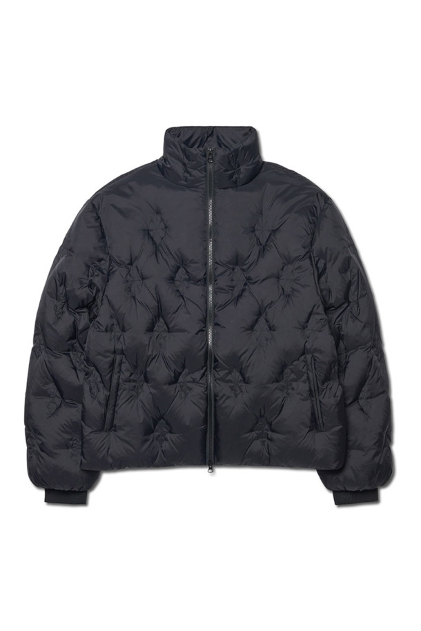 L.S 숏 다운 재킷 - 블랙은 남녀 공용으로, 겨울철 일상과 출근룩에 적합한 숏패딩입니다. 캐주얼, 미니멀, 스포티 스타일을 연출하기 좋으며, 무지 패턴의 블랙 컬러로 어떤 옷에도 쉽게 매치할 수 있습니다. 2WAY 지퍼, 썸홀 디테일, 허리 스트링이 특징이며, RDS 오리털 75%와 오리 솜털 25%의 충전재를 사용하여 보온성을 높였습니다. 360g의 풍성한 충전량으로 추운 날씨에도 따뜻하게 착용할 수 있으며, 부드러운 나일론 소재와 레귤러핏으로 편안한 착용감을 선사합니다. 긴 소매 기장의 숏 기장 디자인으로 활동성을 높였습니다.
