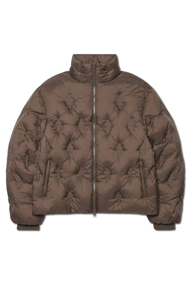 L.S 숏 다운 재킷 - 딥 브라운은 겨울철 캐주얼 스타일을 위한 필수 아이템입니다. 숏 기장과 딥 브라운 컬러, 무지 디자인으로 어떤 옷에도 쉽게 매치할 수 있습니다. 남녀 모두 착용 가능하며, 허리 스트링으로 핏 조절이 용이합니다. RDS 오리털 충전재(75:25)와 360g의 넉넉한 충전량으로 뛰어난 보온성을 제공하며, 2WAY 지퍼, YKK 지퍼, 썸홀 디테일로 실용성을 더했습니다. 출근룩과 여행룩 등 다양한 TPO에 활용 가능하며, 미니멀, 클래식 스타일을 선호하는 분들께 추천합니다.
