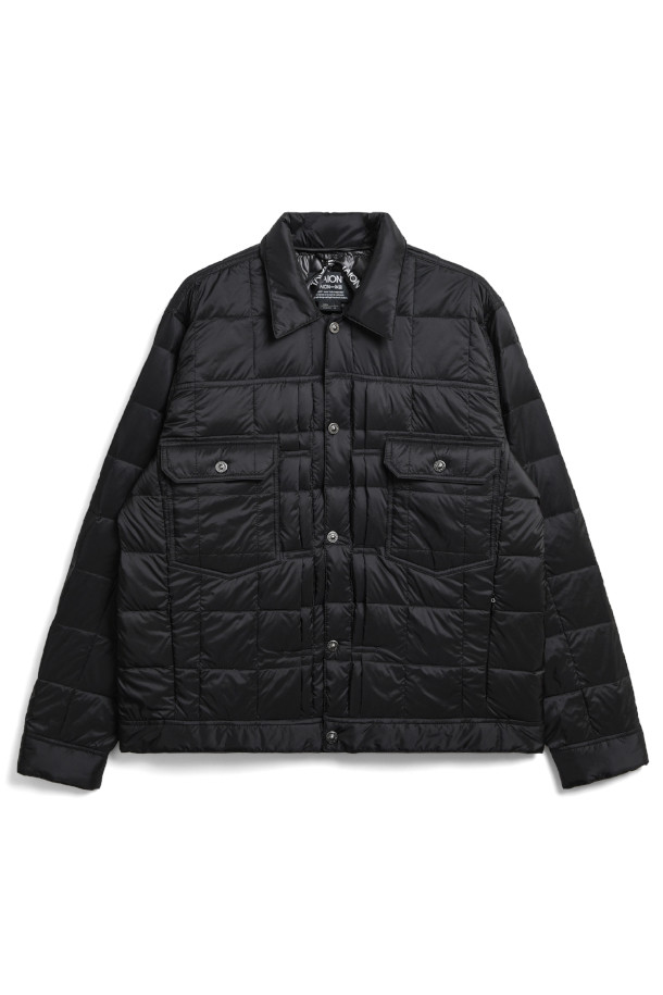 [타이온] G 다운 재킷 블랙은 겨울철 일상에서 미니멀하고 클래식한 스타일을 연출하기 좋은 남녀 공용 다운 재킷입니다. 800FP의 95% 다운(솜털)과 5% 페더(깃털) 충전재로 우수한 보온성을 제공하며, 가볍고 레이어링이 용이하여 다양한 스타일을 연출할 수 있습니다. 겉감은 나일론과 폴리에스테르 혼방 소재로 제작되어 튼튼하며, 블랙 컬러의 무지 디자인으로 어떤 옷에도 쉽게 매치할 수 있습니다. 루즈핏으로 편안한 착용감을 선사하며, 집업 여밈 방식과 긴 소매 기장으로 한겨울 추위에도 따뜻하게 몸을 보호해 줍니다. 
