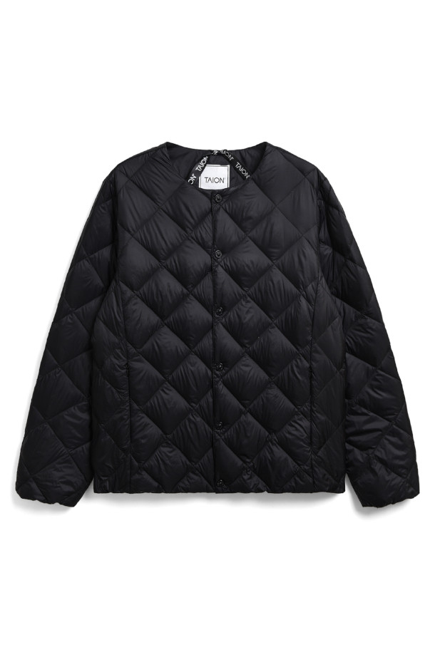 [타이온] CITY CREW NECK DOWN JACKET 시티 크루 넥 다운 재킷 - BLACK은 겨울철 일상룩과 출근룩, 여행룩에 모두 잘 어울리는 다운 재킷입니다. 미니멀하고 베이직한 스타일로, 다이아몬드 퀄팅 패턴과 레귤러핏 디자인이 특징입니다. 부드러운 촉감의 나일론, 폴리에스테르, 다운 소재로 제작되었으며, 두꺼운 두께감으로 보온성을 높였습니다. 크루넥 디자인과 긴 소매 기장으로, 코트 안에 이너로도 활용 가능합니다. 블랙 컬러로 어떤 옷에도 쉽게 매치할 수 있어 활용도가 높습니다.

