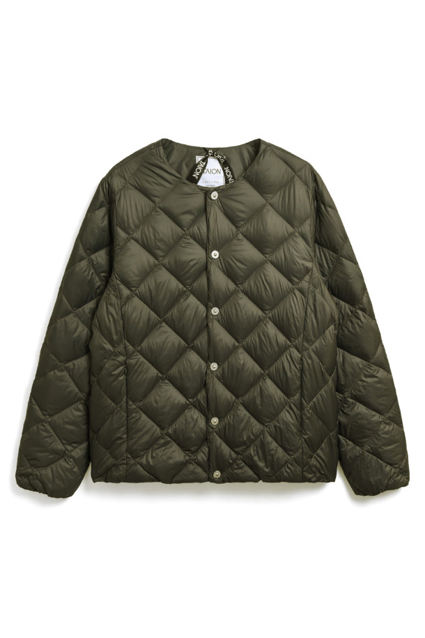 [타이온] CITY CREW NECK DOWN JACKET 시티 크루 넥 다운 재킷 - OLIVE는 겨울철 일상과 출근룩에 적합한 남녀 공용 다운 재킷입니다. 미니멀하고 클래식한 스타일을 추구하며, 다이아몬드 퀄팅 패턴이 돋보입니다. 부드러운 촉감의 나일론, 폴리에스테르 혼방 소재로 제작되었으며, 800FP의 95% 다운, 5% 페더 충전재를 사용하여 보온성을 극대화했습니다. 레귤러핏에 크루넥 디자인, 스냅 여밈 방식을 갖춘 두꺼운 두께의 롱 슬리브 다운 재킷입니다. 올리브 컬러로 시크한 분위기를 연출합니다.
