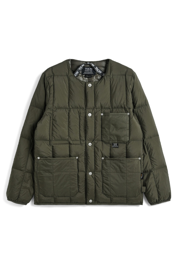 [타이온] WORK CREW NECK DOWN JACKET 워크 크루 넥 다운 재킷 - D.OLIVE는 일상, 아웃도어 활동에 적합한 겨울용 다운 재킷입니다. 800FP 다운 충전재(다운 95%, 페더 5%)와 코듀라 나일론 소재를 사용하여 보온성과 경량성을 동시에 갖췄습니다. 미니멀한 스타일의 크루넥 디자인과 수직 퀄팅 패턴이 특징이며, 레귤러핏으로 편안하게 착용 가능합니다. 스냅 여밈 방식과 긴소매 디자인으로 실용성을 더했으며, 여행룩, 캠핑룩, 등산룩 등 다양한 TPO에 활용할 수 있습니다.
