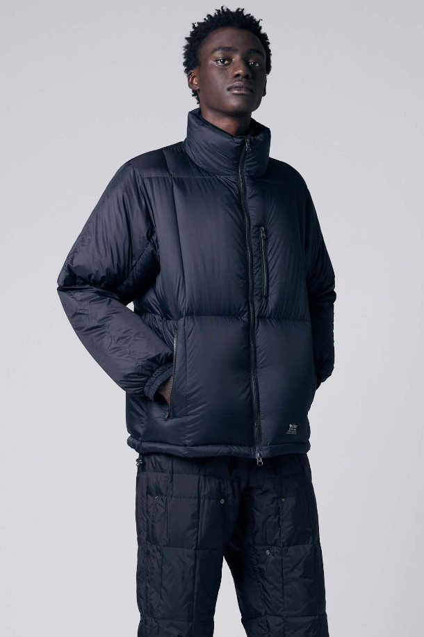 [타이온] WORK W-ZIP VOLUME DOWN 재킷 - 블랙은 남성용 다운 재킷으로, 릴랙스 핏과 미니멀, 스트릿 스타일을 선호하는 분들께 적합합니다. CORDURA® 나일론 소재와 800FP 다운 충전재를 사용하여 보온성과 내구성을 높였으며, 부드러운 촉감과 두꺼운 두께감으로 겨울철에도 따뜻하게 착용할 수 있습니다. 수직 퀼팅, 가슴 및 허리 지퍼 포켓, 볼륨감 있는 디자인이 특징이며, 출근룩으로도 활용하기 좋습니다. 블랙 컬러의 무지 디자인으로 다양한 의상에 쉽게 매치할 수 있습니다.
