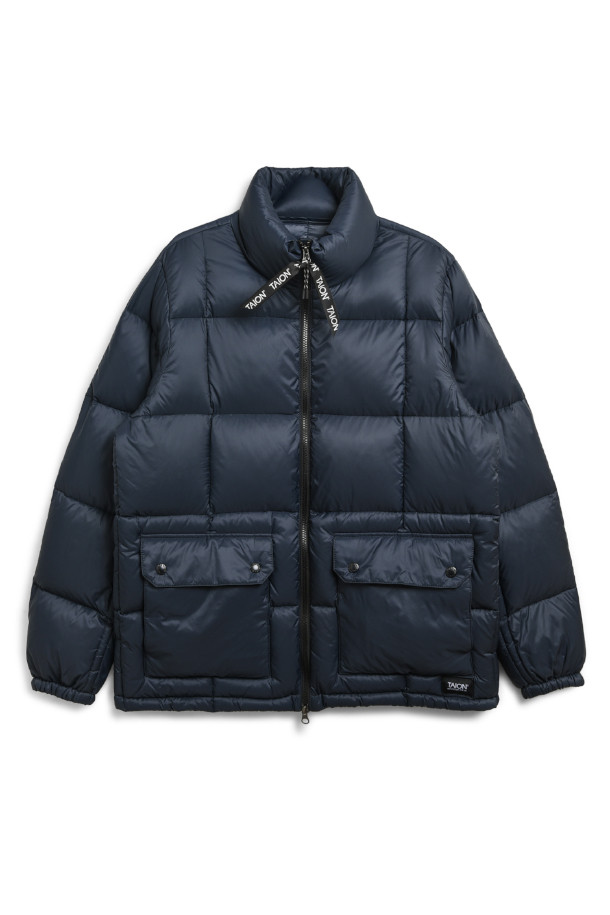 [타이온] 마운틴 패커블 볼륨 다운 재킷 - D.NAVY는 미니멀하고 베이직한 스타일의 남녀 공용 아우터입니다. 겨울철 일상, 여행, 비즈니스 등 다양한 TPO에 활용 가능한 네이비 컬러의 릴랙스핏 재킷입니다. 가볍고 따뜻한 다운 95%, 페더 5% 충전재에 그리드 스티치 마감으로 보온성을 높였습니다. 패커블 디자인으로 휴대성을 높였으며, 수납 포켓을 갖춰 실용적인 착용이 가능합니다. 부드러운 촉감의 긴소매 집업 스타일로, 클래식, 캐주얼 룩에 모두 잘 어울립니다.
