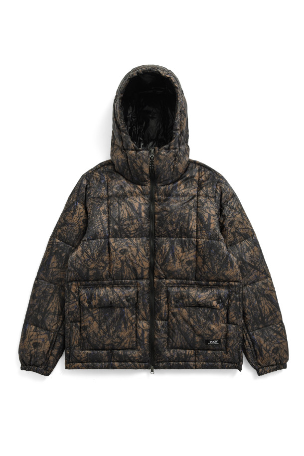 [타이온] MOUNTAIN PACKABLE VOLUME DOWN HOODIE 마운틴 패커블 볼륨 다운 후디 - BRUSHED MEADOWS는 일상, 여행, 비즈니스 캐주얼에 모두 어울리는 공용 다운 자켓입니다. 브라운 및 블랙 색상으로 출시되었으며, 가을과 겨울에 따뜻하게 착용할 수 있습니다. 릴랙스핏으로 편안한 착용감을 제공하며, 패커블 디자인으로 휴대성을 높였습니다. 800FP 다운 충전재와 그리드 스티치 마감, 경량 소재를 사용하여 보온성과 활동성을 동시에 잡았습니다. 캐주얼, 미니멀, 스포티한 스타일을 즐기는 분들께 추천합니다.
