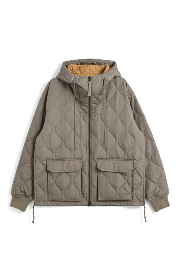 [타이온] MILITARY W-ZIP DOWN HOODIE 밀리터리 더블 지퍼 다운 후디는 겨울철 일상과 출근룩에 적합한 남성용 다운 후디입니다. L.MOCHA 컬러의 웨이브 패턴 디자인과 루즈핏으로 밀리터리 스타일을 연출합니다. 800FP 다운 충전재와 립스탑 원단, 두꺼운 두께감으로 뛰어난 보온성을 제공하며, 레이어링하여 다양한 스타일을 완성할 수 있습니다. 더블 지퍼 여밈 방식과 넉넉한 기장의 긴소매, 후드 타입으로 편안한 착용감을 선사합니다. 밀리터리 다운 파카 스타일과 사이드 슬릿 디테일이 특징입니다.
