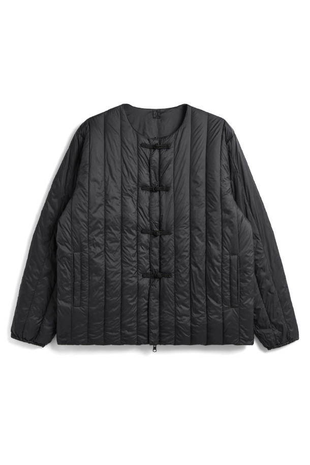 [타이온] 리버서블 차이나 버튼 이너 다운 - BK X BK는 겨울철 보온성을 책임지는 남녀 공용 다운 재킷입니다. 800FP의 다운 충전재 (다운 95%, 페더 5%)를 사용하여 가볍지만 뛰어난 보온력을 제공하며, 부드러운 촉감으로 편안한 착용감을 선사합니다. 양면 착용이 가능한 리버서블 디자인으로 다양한 스타일 연출이 가능하며, 차이나 버튼 디테일과 지퍼 포켓으로 실용성을 더했습니다. 미니멀하고 베이직한 디자인으로 출근룩은 물론, 캐주얼 스타일까지 폭넓게 활용할 수 있습니다.
