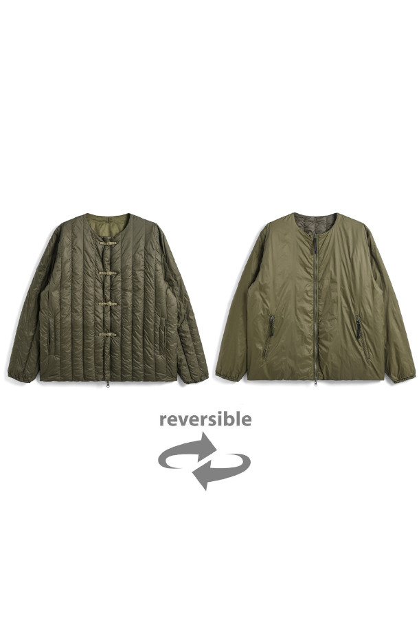 [타이온] REVERSIBLE CHINA BUTTON INNER DOWN 리버서블 차이나 버튼 이너 다운 - D.OLV X OLV은 겨울철 일상과 출근룩, 여행룩에 모두 잘 어울리는 미니멀하고 클래식한 스타일의 다운 재킷입니다. D.OLV(디.올브)와 OLV(올브) 두 가지 색상으로 양면 착용이 가능하여 실용성을 높였습니다. 800FP(필파워) 다운 충전재와 다운 95%, 페더 5%의 구성으로 뛰어난 보온성을 자랑하며, 부드러운 촉감과 두꺼운 두께로 한겨울 추위에도 끄떡없습니다. 차이나 버튼과 지퍼 여밈 방식으로 편안하게 착용할 수 있으며, 지퍼 포켓으로 수납력을 더했습니다. 루즈핏으로 제작되어 편안한 착용감을 제공하며 긴 소매 기장으로 따뜻함을 더했습니다.
