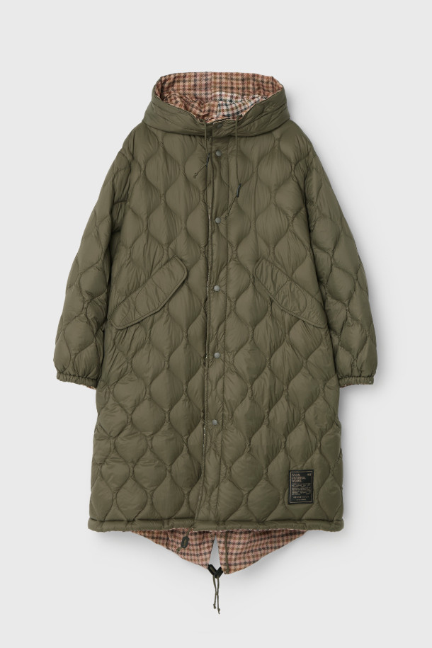 [타이온] REVERSIBLE PARKA JACKET (리버서블 파카 재킷) - OLIVE는 겨울철 여행룩을 완성할 수 있는 캐주얼 스타일의 오버핏 파카 재킷입니다. 올리브 컬러의 이 재킷은 양면 착용이 가능하여 다양한 스타일을 연출할 수 있으며, 롱 기장의 체크 패턴 디자인으로 포인트를 더했습니다. 폴리에스테르, 다운, 보아 소재로 제작되어 두꺼운 두께감과 부드러운 촉감을 제공하며, 긴 소매와 지퍼형 여밈 방식으로 편안하게 착용할 수 있습니다. 경량 소재와 다운 충전재를 사용하여 보온성과 가벼움을 동시에 잡았으며, 멀티 포켓 디테일로 실용성을 더했습니다.
