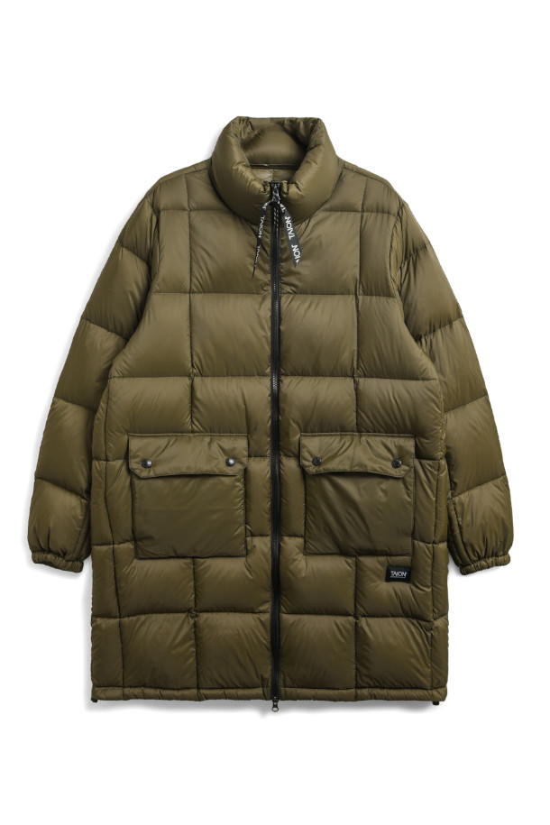 [타이온] MOUNTAIN PACKABLE VOLUME DOWN COAT 마운틴 패커블 볼륨 다운 코트는 겨울철 일상, 여행, 아웃도어 활동에 적합한 남녀 공용 다운 코트입니다. 올리브 색상의 미니멀하고 스포티한 디자인으로, 릴랙스 핏이 편안한 착용감을 선사합니다. 800FP 다운 충전재와 방풍 기능으로 뛰어난 보온성을 제공하며, 립스탑 원단과 경량 설계로 활동성을 높였습니다. 패커블 기능으로 휴대와 보관이 용이하며, 여행룩, 캠핑룩, 등산룩 등 다양한 스타일에 매치하기 좋습니다.
